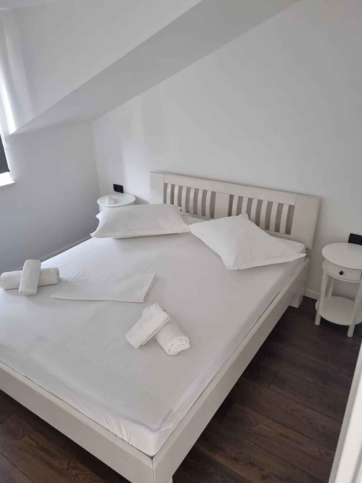 Superior Apartments Luka Бол Екстериор снимка