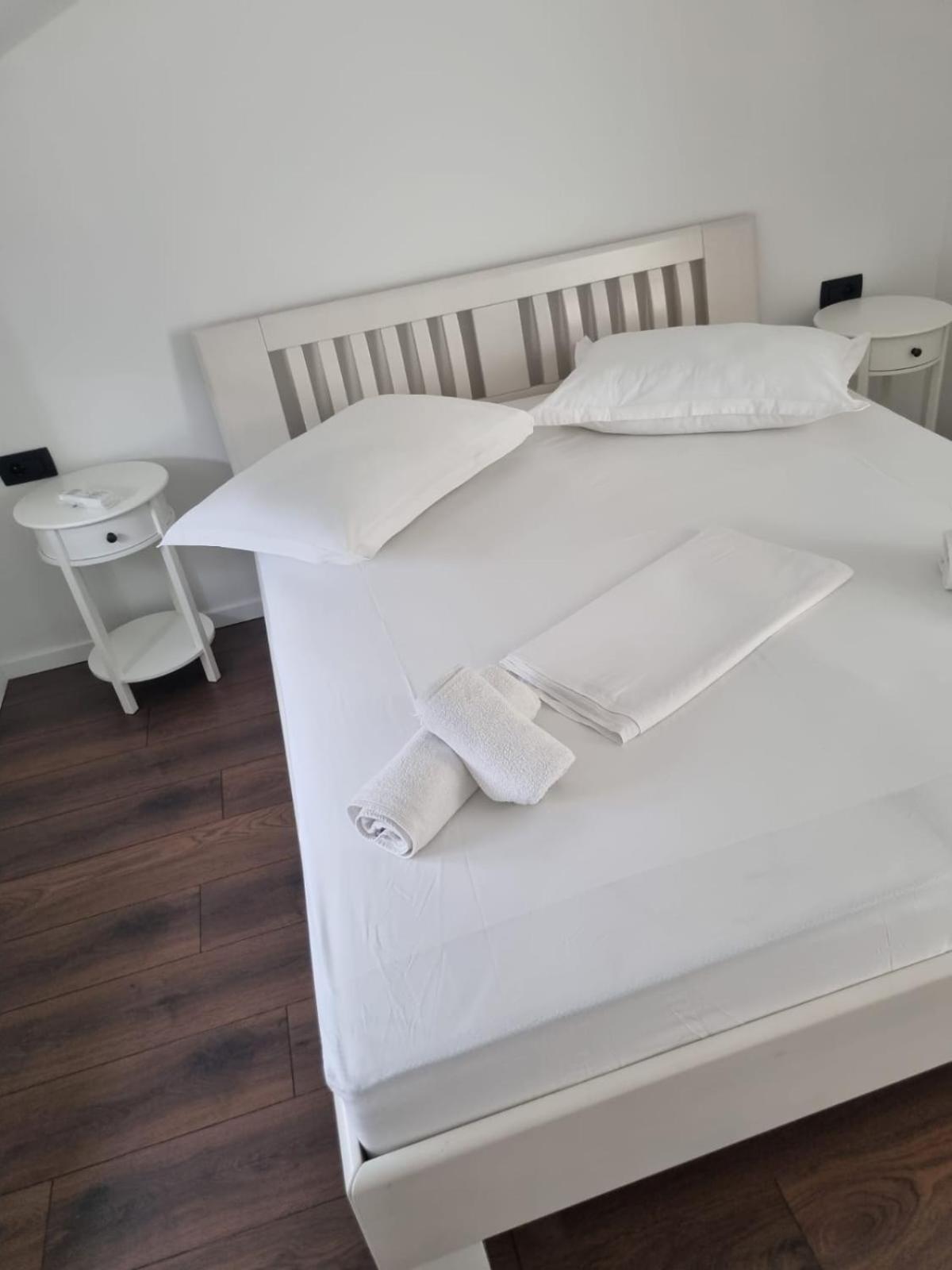 Superior Apartments Luka Бол Екстериор снимка